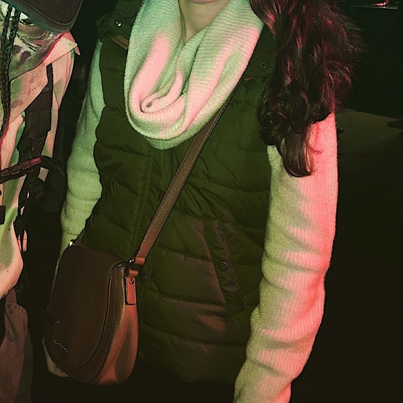 H&M Green Puffer Vest with removable & adjustable hood. - Picture 11 of 11